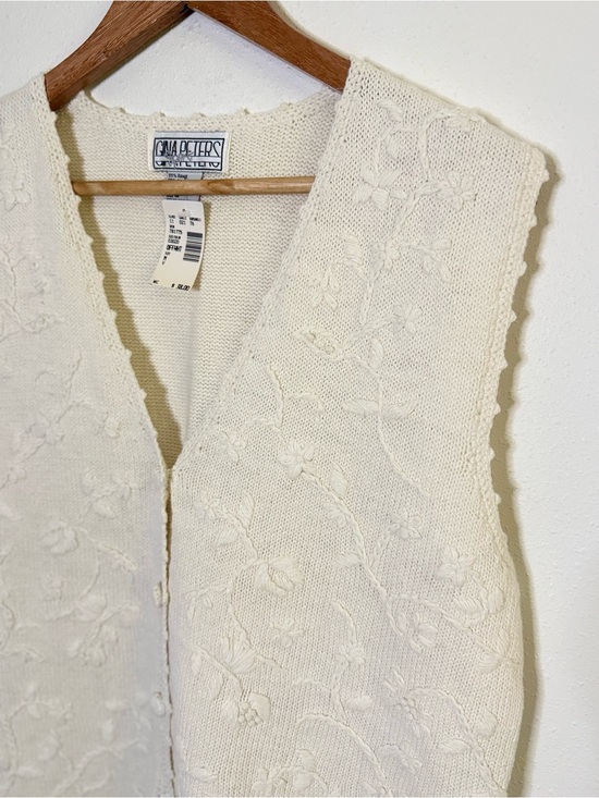 Gina Peters Sweaters - Vintage Gina Peters Embroidered Sweater Vest NWT Cream Floral Knit Medium